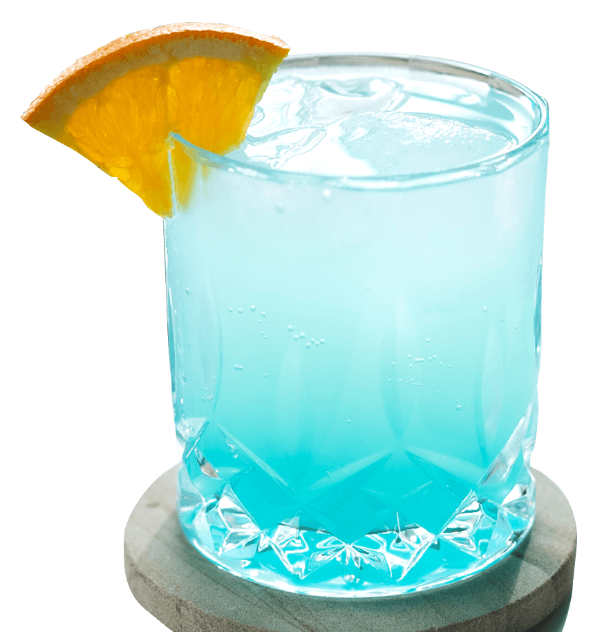 Cóctel azul Hpnotiq Breeze con hielo y una rodaja de naranja
